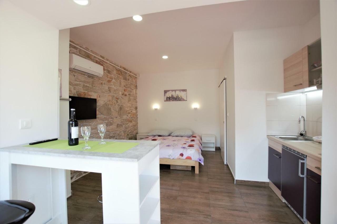 Studio Apartman Danijela Pula Exterior foto